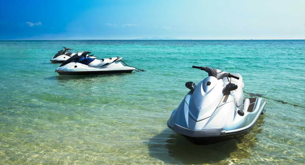 Turisti belg në gjendje të rëndë pas përplasjes me Jet Ski, arresohet 51-vjeçari që i dha mjetin lundrues