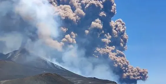 Panik në Etna: Turistët ikin me vrap pas shpërthimit të vullkanit. Paralajmërim për pilotët
