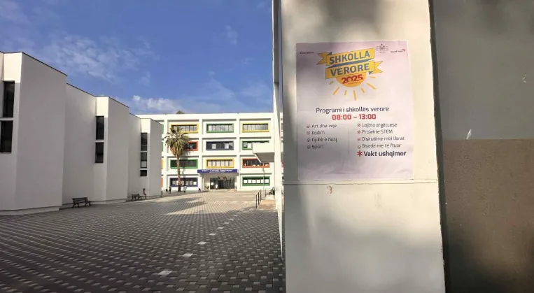 Mbyllja e shkollave rrit barrën financiare të prindërve, mijëra nxënës të përjashtuar nga programi i “kampeve verore”  