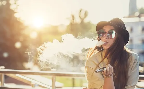Shokuese/ Cigaret elektronike lëshojnë më shumë kimikate kancerogjene sesa ato tradicionale