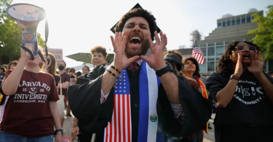 Trump pezullon vizat për studentët e huaj në Harvard