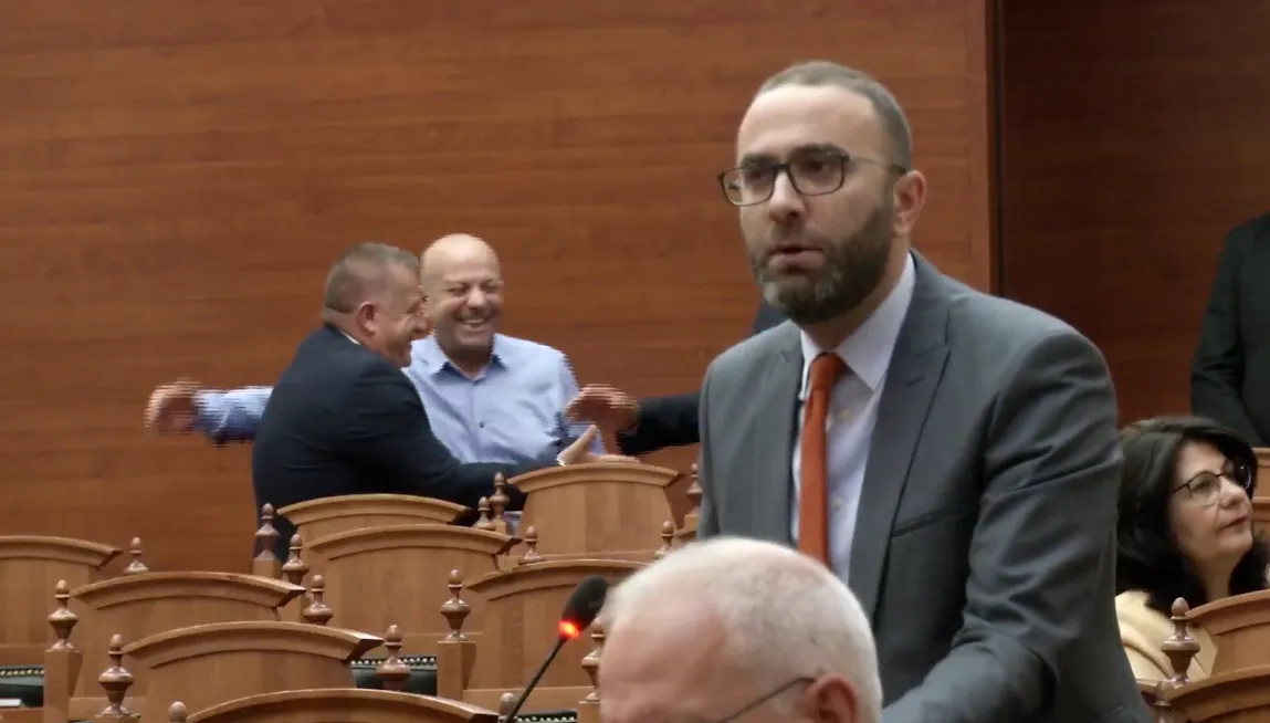 Tensionet në Kuvend/ Spiropali nis seancën me sallën bosh, opozita kundër: S’ke kuorum! Thirr deputetët