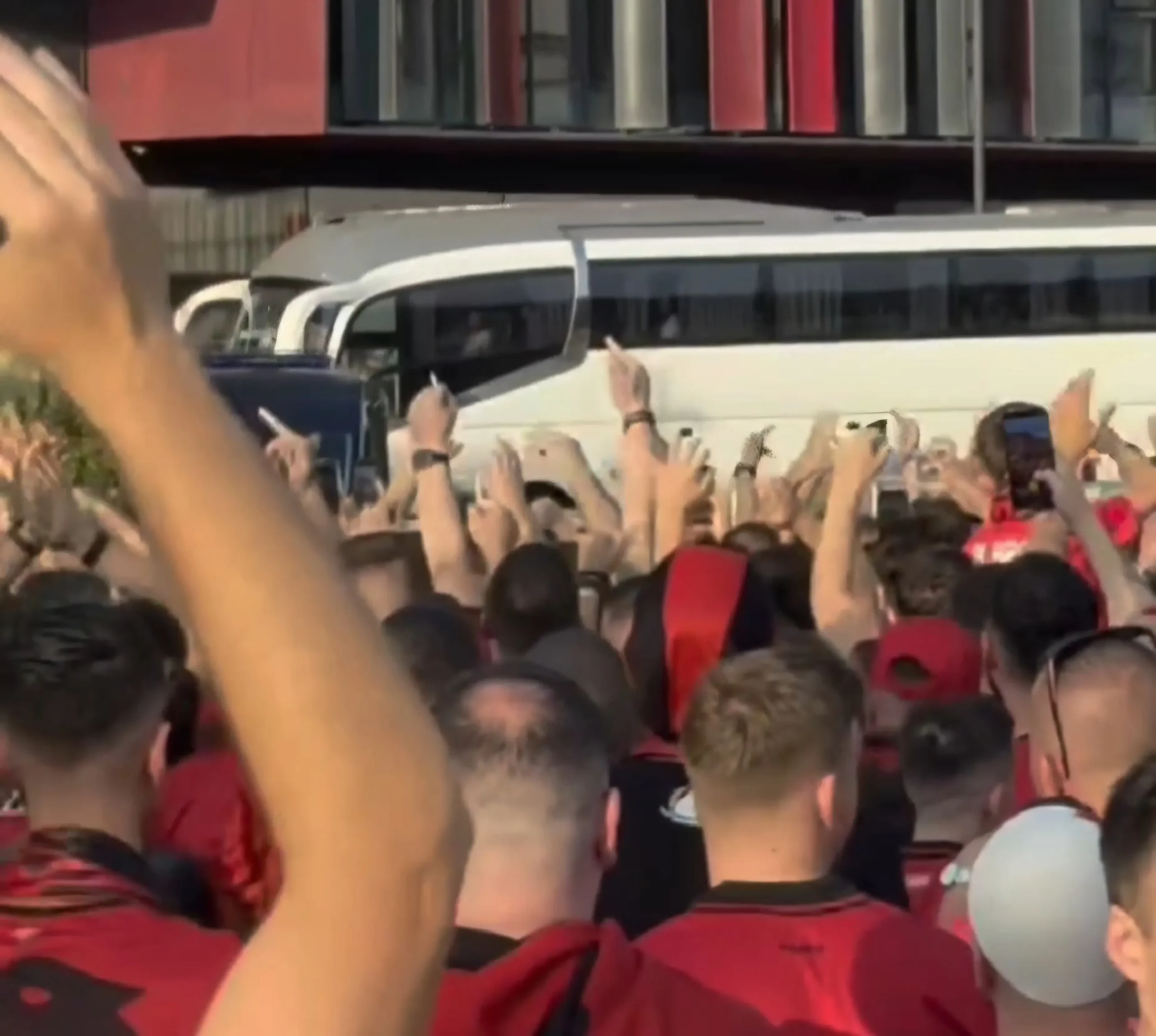 “Serbi, Serbi, të q**sha m*trën”/ Tifozët presin me ofendime autobusin e Kombëtares serbe
