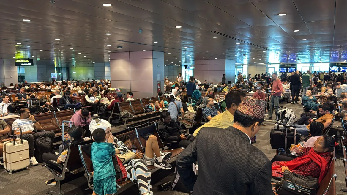 Kaos në aeroporte pas sulmit iranian/ Mijëra pasagjerë të bllokuar, qindra fluturime të anuluara