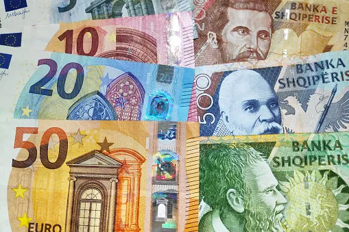 Kursi i këmbimit, rritet lehtë euro dhe dollari