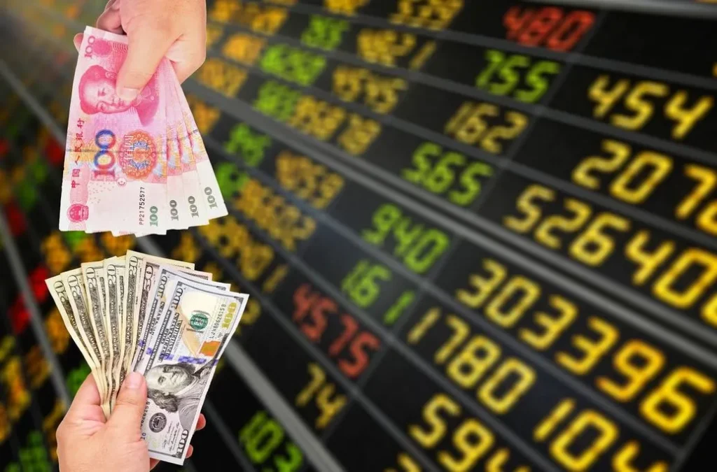 Këmbimi valutor/ Me sa blihen e shiten dollari dhe euro, çfarë ndodh me monedhat e tjera