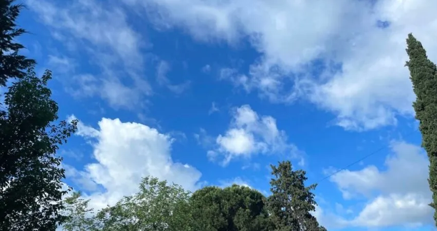 Vranësira dhe reshje, si parashikohet moti për këtë të premte