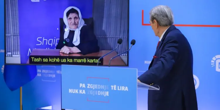 VIDEO/ Të moshuarit tregojnë si iu morën kartat e identitetit para zgjedhjeve