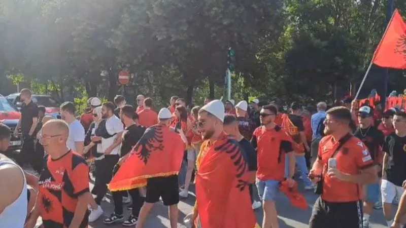 VIDEO/ Tifozët elektrizojnë Tiranën, këngë e valle në rrugë