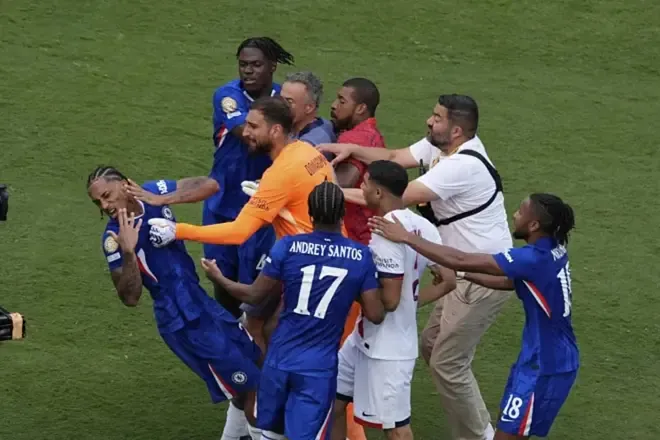Përleshja në finalen e Kupës së Botës, çfarë ndodhi mes Luis Enrique Joao Pedros?
