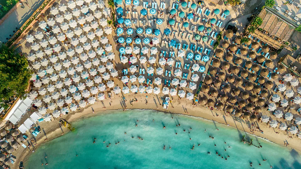 The Economist: Fluksi i turistëve në Shqipëri po vë në provë një pasuri të pakët, ujin