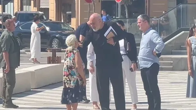 Video/ E moshuara përplaset me truprojat dhe kërkon të takojë Ramën, kryeministri: Ç’a ke që bërtet!