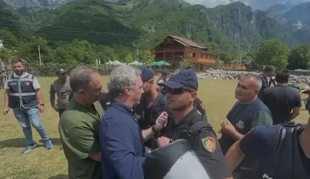 “Ju tërheq edhe juve zvarrë”/ Agravon përplasja e banorëve të Thethit me forcat e policisë, ndërhyjnë edhe përfaqësuesit e PD