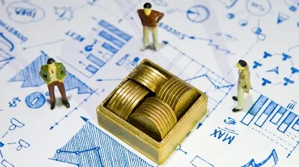 “Arratisja” e kapitalit, bizneset dhe individët shqiptarë kanë investuar 1.57 mld euro jashtë vendit