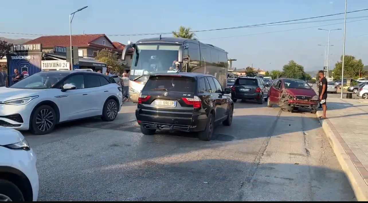 Aksident në aksin rrugor Elbasan-Peqin, përplasen dy makina! Pamjet
