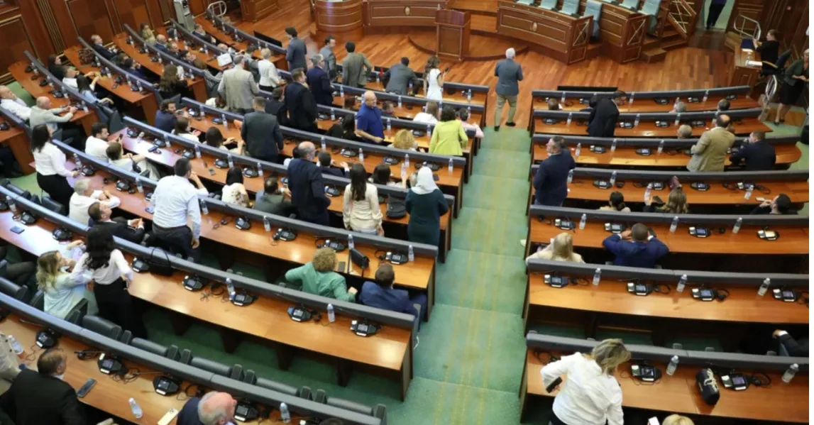 Ngërçi për zgjedhjen e kryetarit, nga sot Kuvendi i Kosovës në pauzë! Të gjithë presin Kushtetuesen