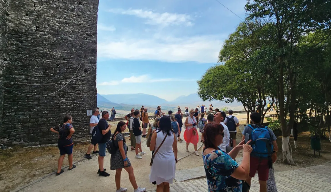 Lëkundet turizmi, zhgënjehen polakët dhe spanjollët