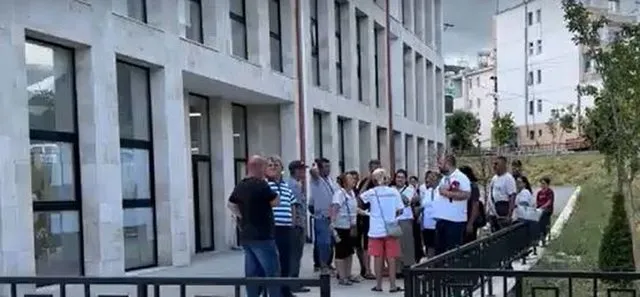 Lirimi i hapësirave publike në Laç, tregtarët ambulantë protestë