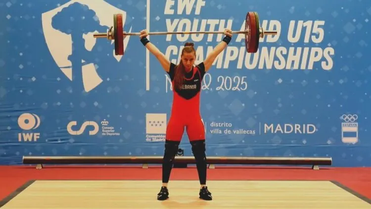 Moment krenarie/ Enkileda Carja shpallet kampione e trefishtë e Europës