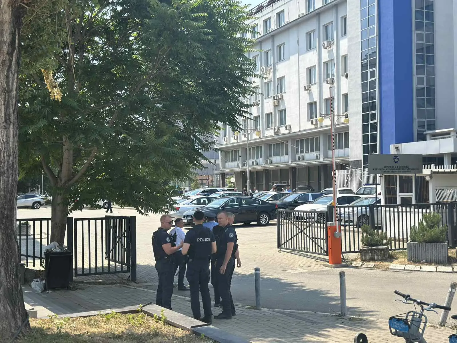 Alarmi për bombë në Kuvend/ Sveçla zbulon kush e bëri telefonatën