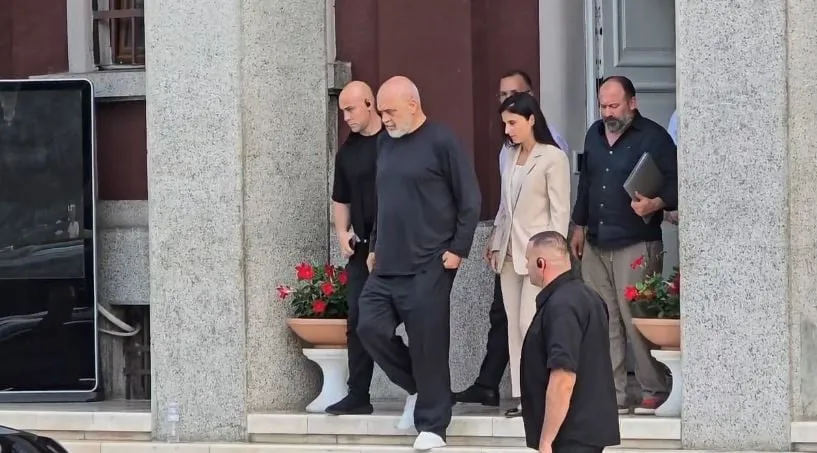 “Furtunë” edhe në Durrës/ Rama kërkon shkarkimin e drejtorëve