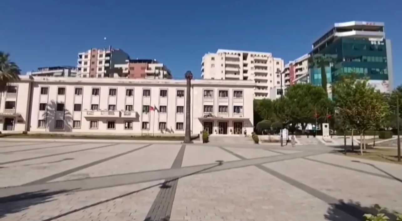 Balluku vizitë “surprizë” Bashkisë Lushnje/ Kërkon dorëheqjen e drejtorëve