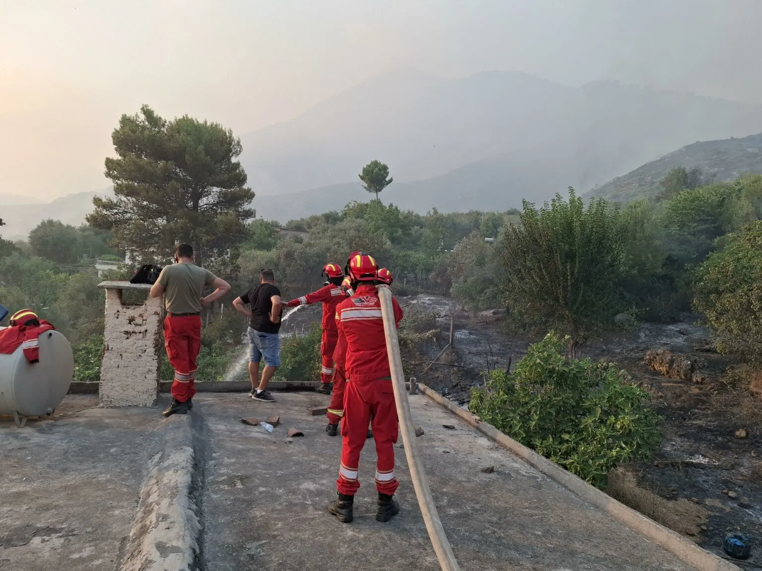 Pësoi djegie gjatë shuarjes së zjarrit/ Niset me helikopter drejt Tiranës shefi i komisariatit