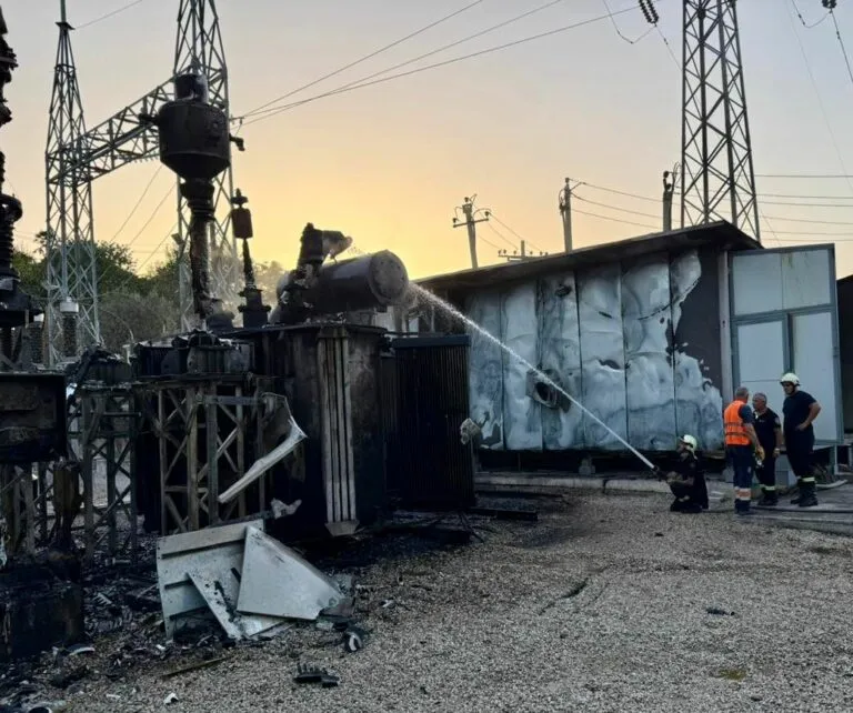 Zjarri përfshin nënstacionin e Ibës, ndërpritet energjia në disa zona të Tiranës