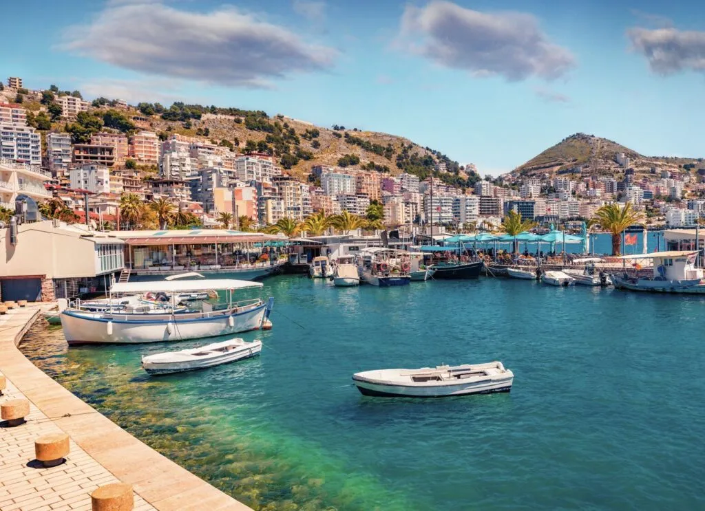 Në Shqipëri vijnë më “koprracët”! Ja sa shpenzojnë turistët europianë në një natë