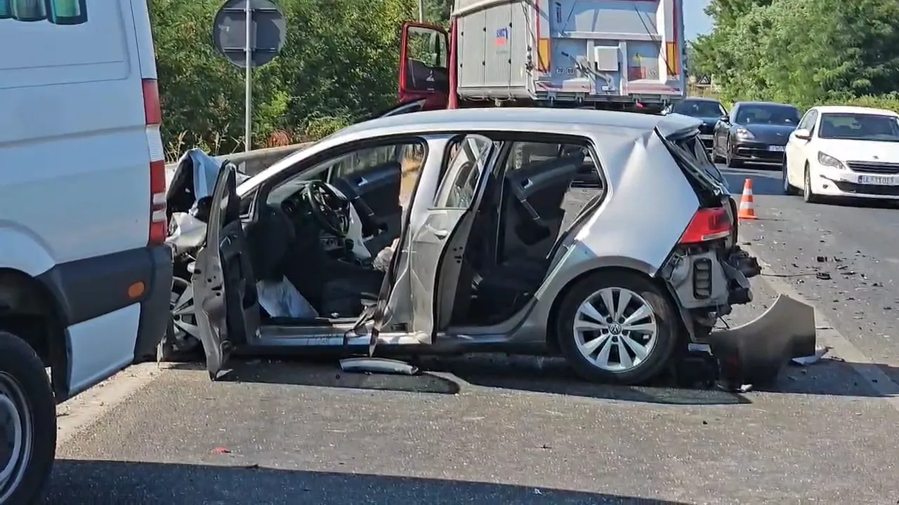 Makina e bërë copash/ Pamje të reja nga aksidenti tragjik në Shkodër. Si është gjendja e nënës dhe 2 fëmijëve të mitur