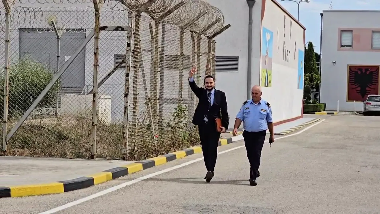 VIDEO/ Momenti kur Salianji del nga burgu, pritet me duartrokitje dhe brohorima: Berisha, Berisha…