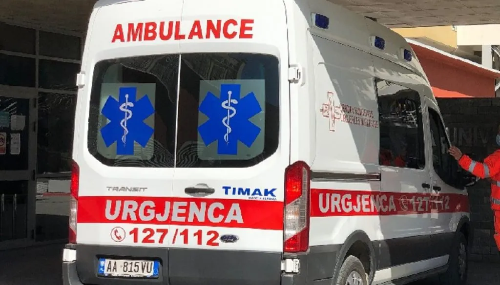 Ishte duke salduar portën, 68-vjeçari bie nga lartësia, ndërron jetë në spital