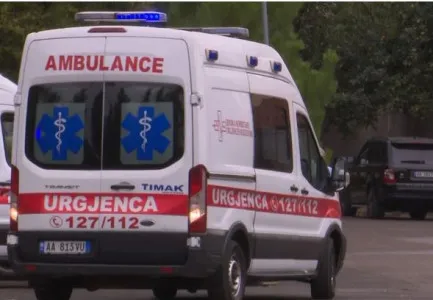 E rëndë në Kolonjë, vdes 36-vjeçari! I ra sipër një nga trupat e drurit gjatë ngarkimit të mjetit