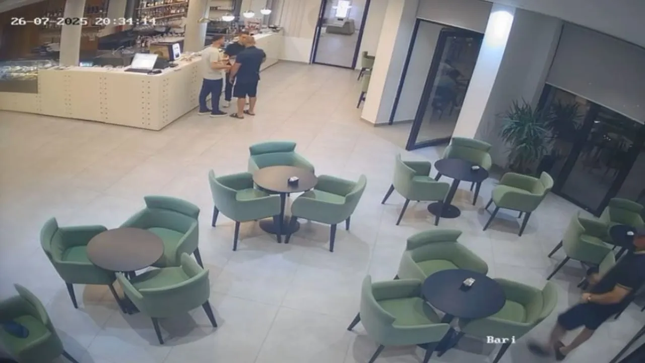 Dalin pamjet/ Momenti kur polici dhunon kamarierin në Vlorë