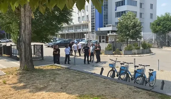 Alarmi për bombë në Kuvendin e Kosovës, reagon policia
