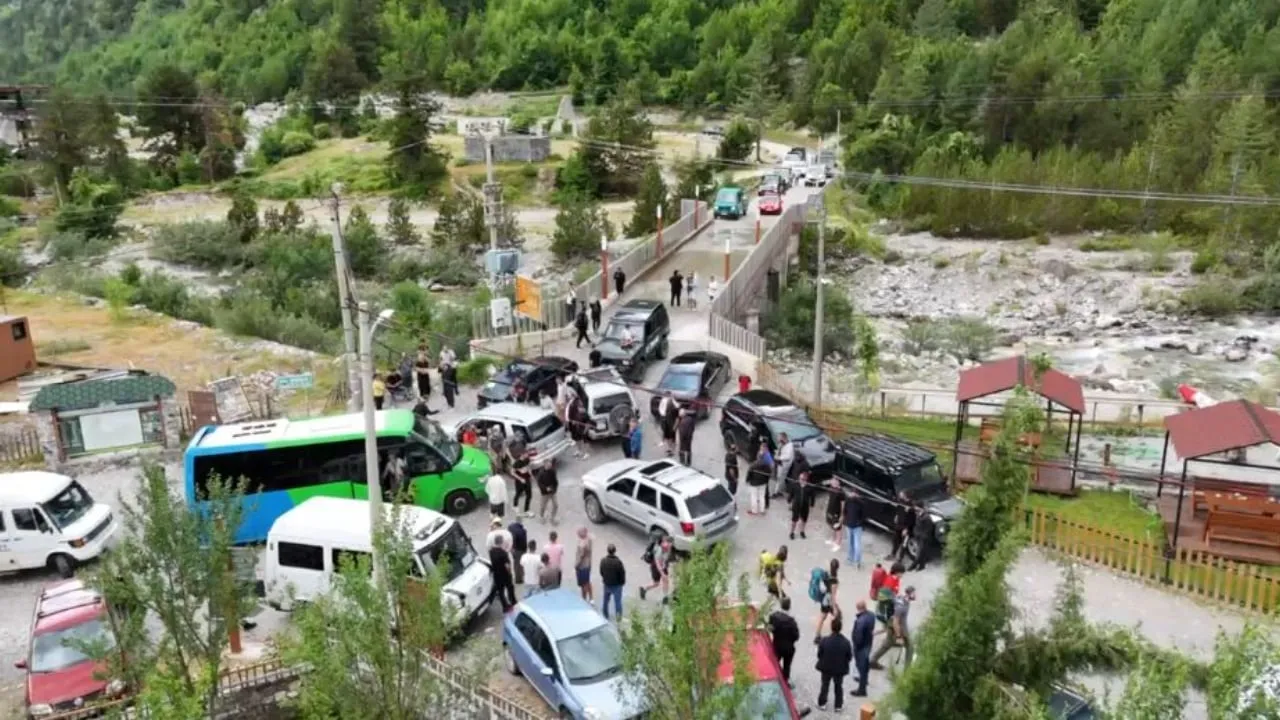 Përshkallëzohet situata në Theth/ Banorët gjuajnë me molotov