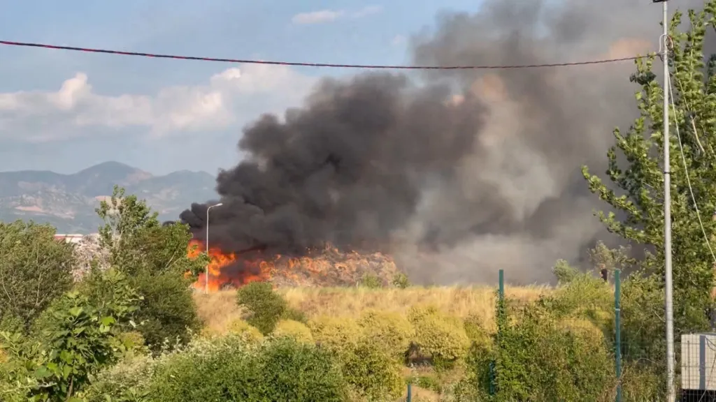 Vazhdon zjarri tek landfilli i Elbasanit, gjashtë vatra aktive në vend
