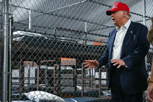 VIDEO/ “Ai bir k*rve!”, Trump thotë se Biden donte ta burgoste