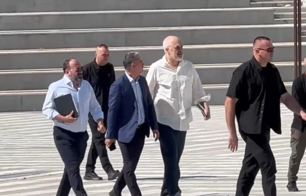 EMRAT/ Kryeministri Rama kërkon shkarkimin e drejtorëve në Bashkinë e Vlorës! Komandon edhe dy drejtues të rinj të PS 