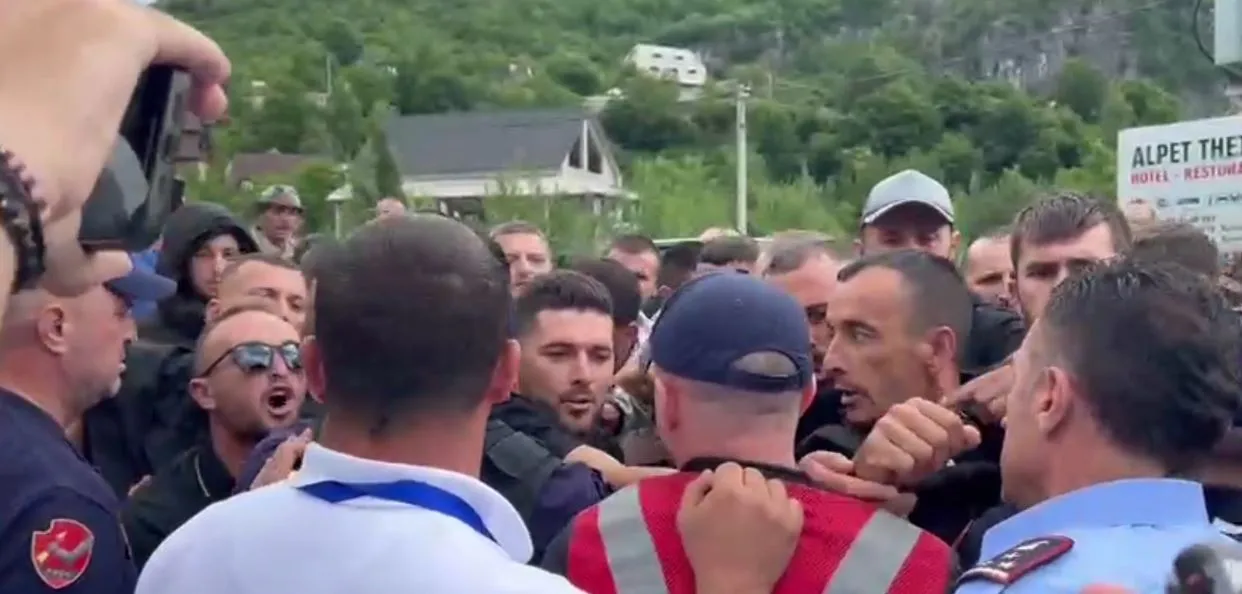 Banorët e Thethit kundër shembjes së ndërtimeve, bllokojnë rrugën dhe përplasen me policinë