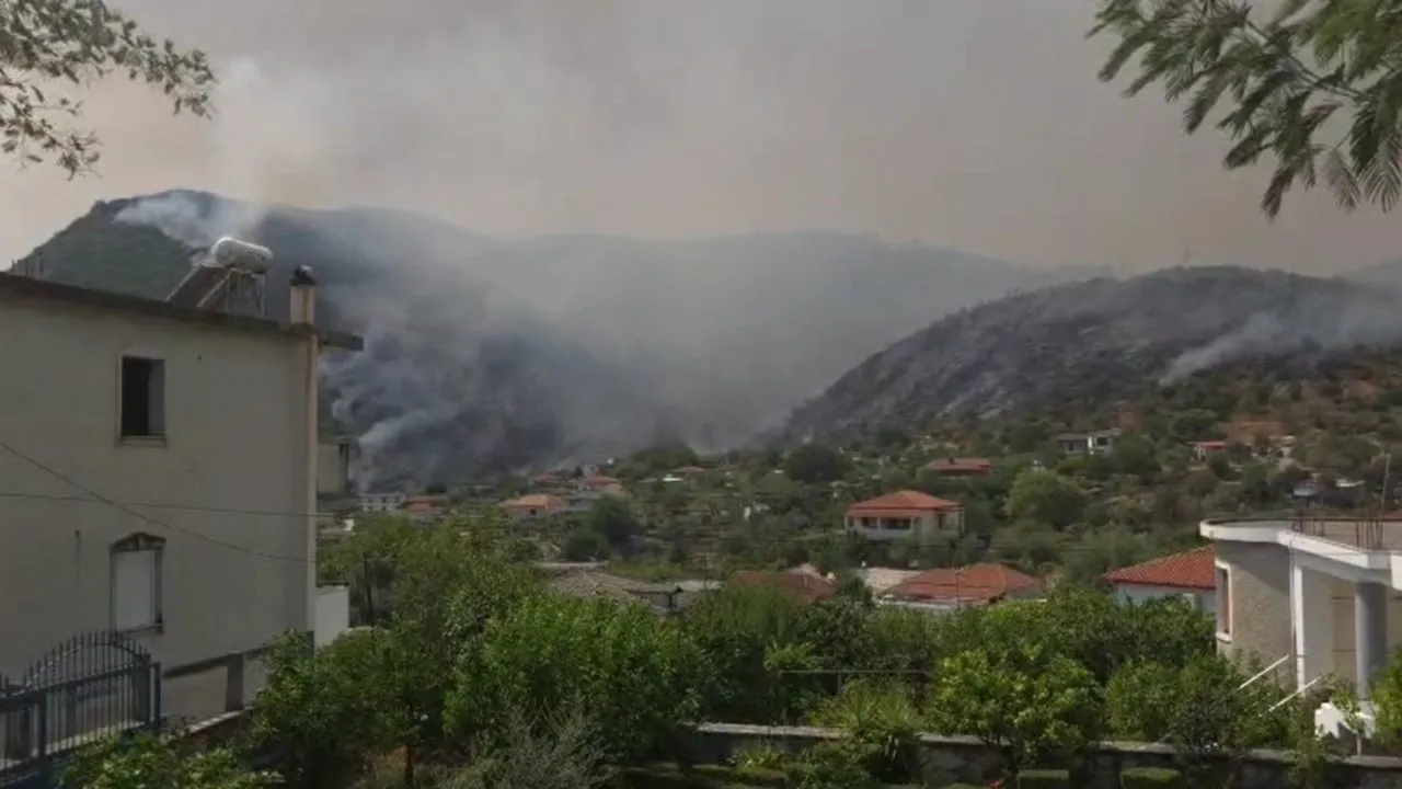 Delvinë/ Zjarret kërcënojnë puset e gazit, mbi 1.000 banorë të evakuuar