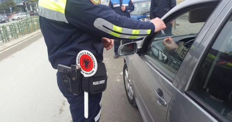 Policia shpall “armik” parkimin e gabuar. Procedohen 21 shoferë brenda javës