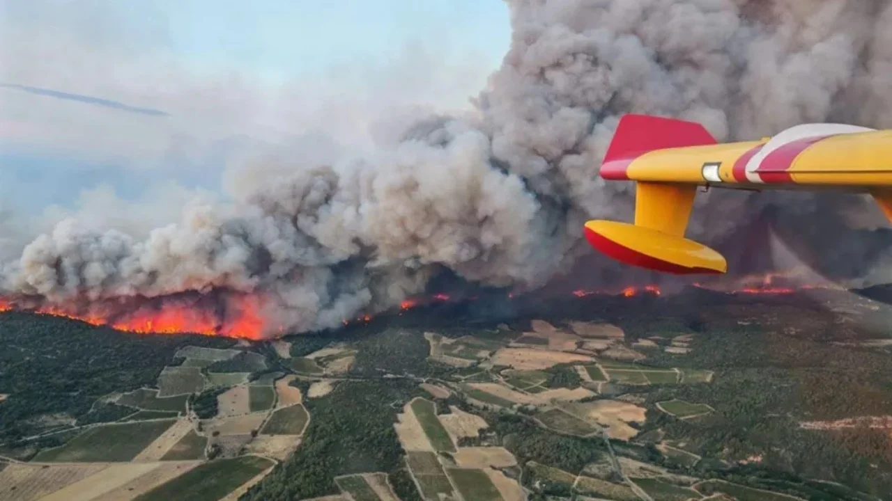 Flakët përpijnë Francën, shpallet gjendja e jashtëzakonshme
