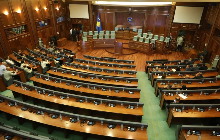 Mbahet sot seanca konstituive e Kuvendit të Kosovës, LVV insiston në kandidaturën e Albulena Haxhiut