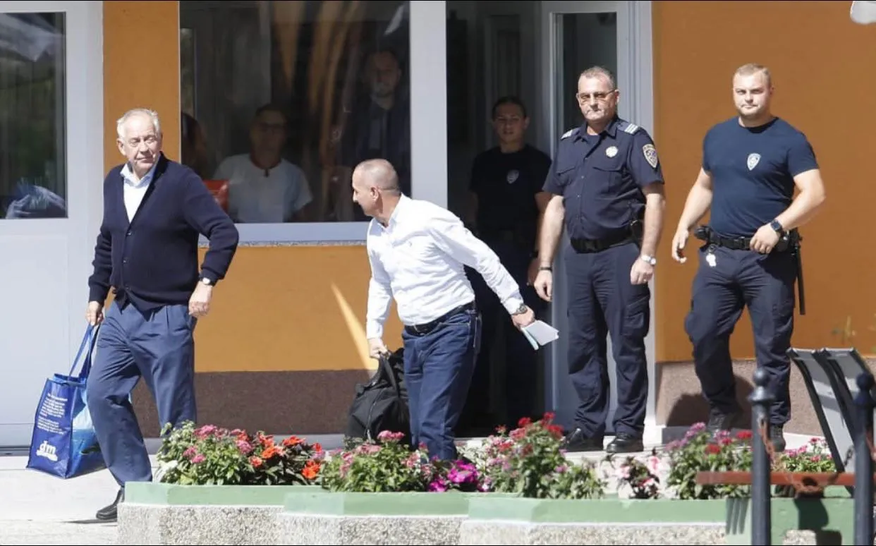 Një burrë me qese në dorë…
