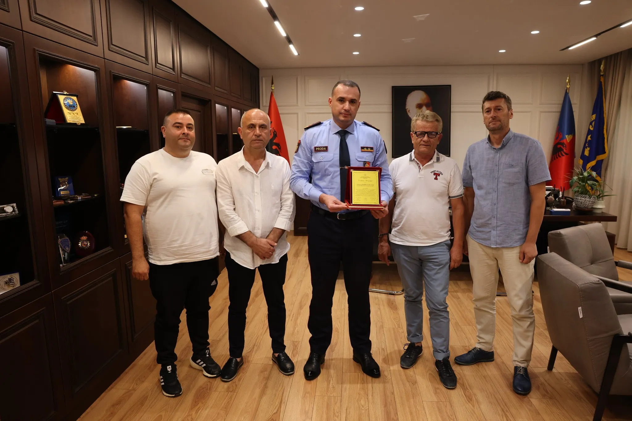 Nxori me dhunë gazetarët e News24/ Gazetarët e Fierit nderojnë Ilir Prodën dhe bëhen PR i policisë