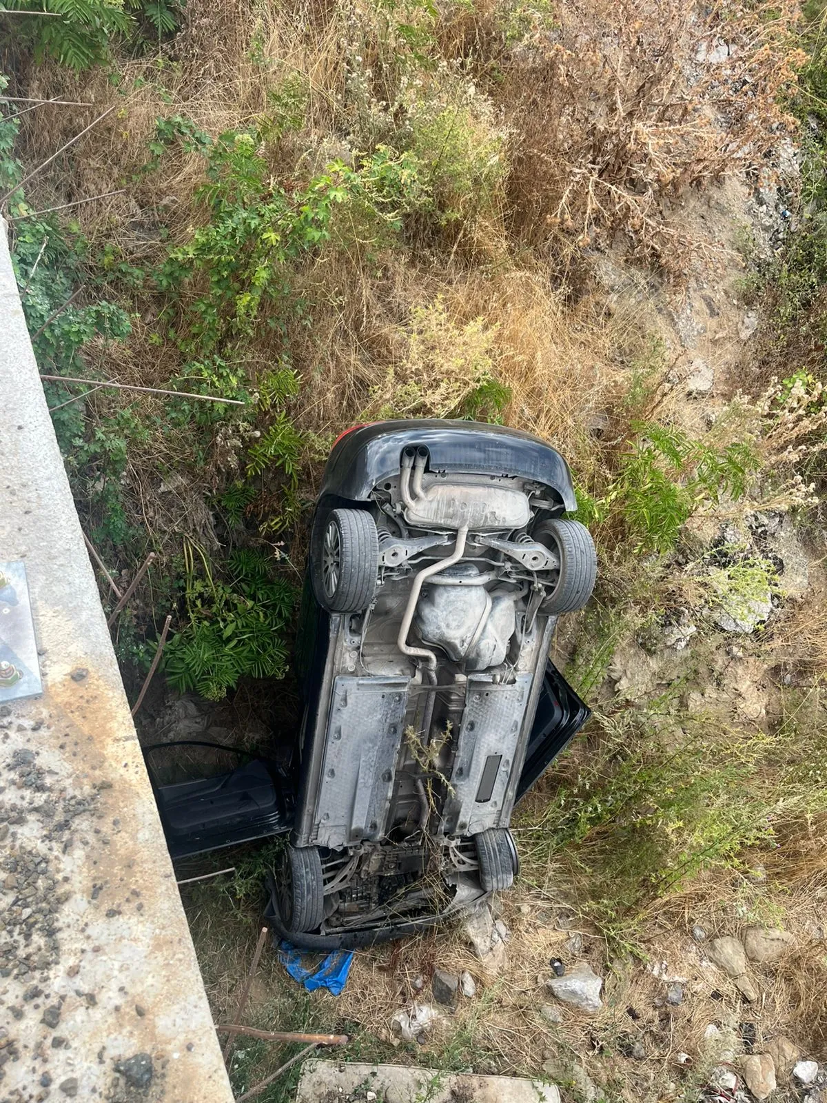 Makina përfundon poshtë urës në Maliq, ka të plagosur