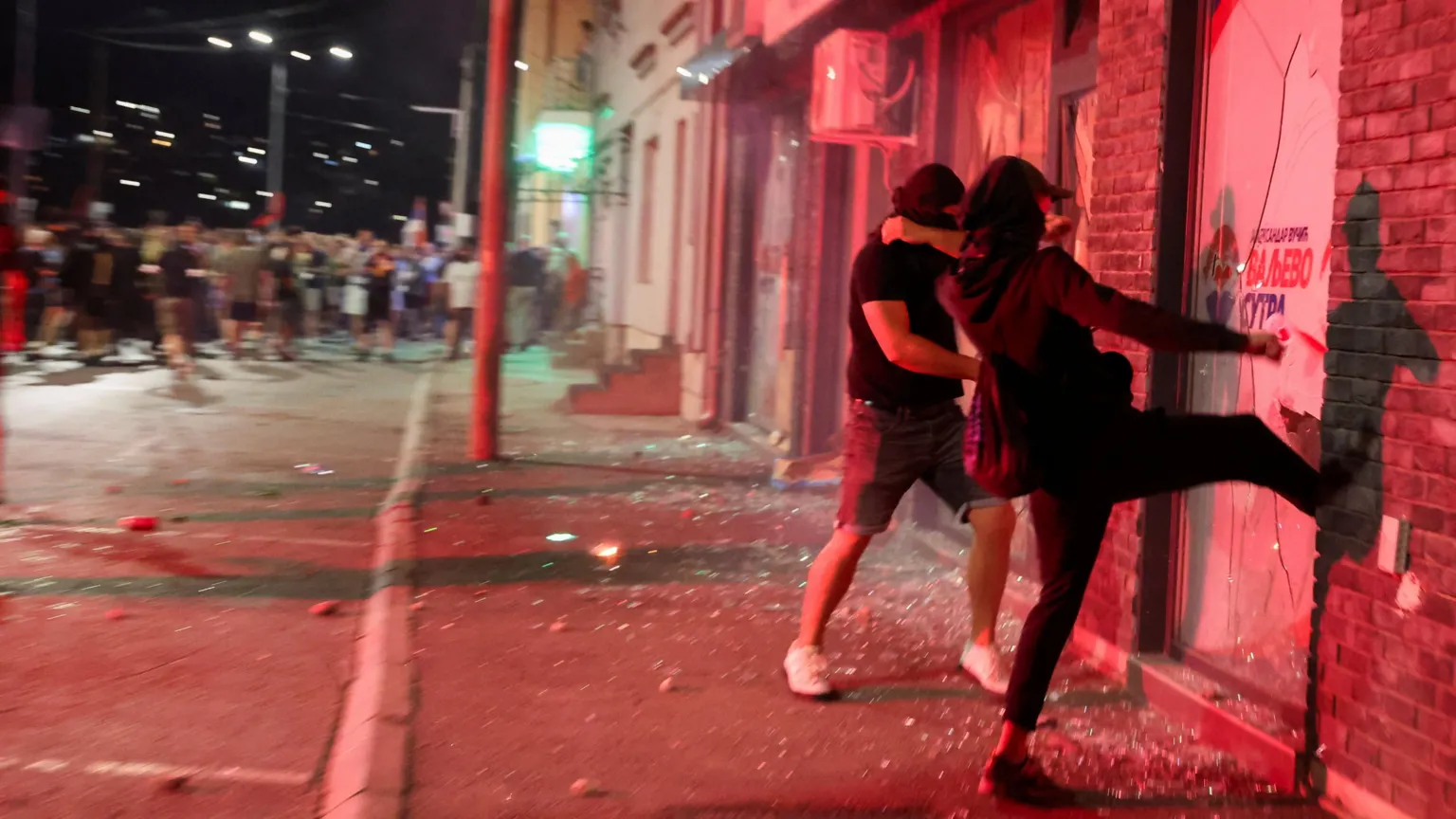 Protestat në Serbi, demostruesit i vendosin flakën zyrave të partisë së Vuçiç
