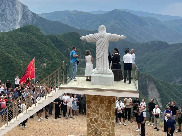 Si në Rio de Janeiro/ Statuja gjigande e Krishtit vendoset në Tropojë