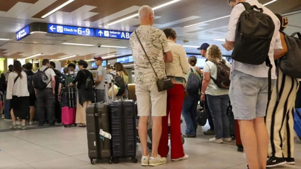 Ndodh edhe kjo/ Djalit 10-vjeçar i skadon pasaporta, prindërit e braktisin në aeroport